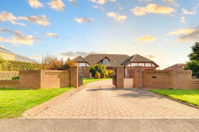 6 bed property, in Front Street, £475,000