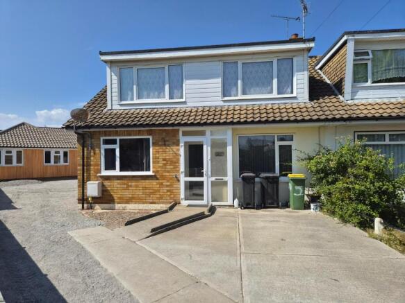 3 bed property, in Larkfield Close, £335,000