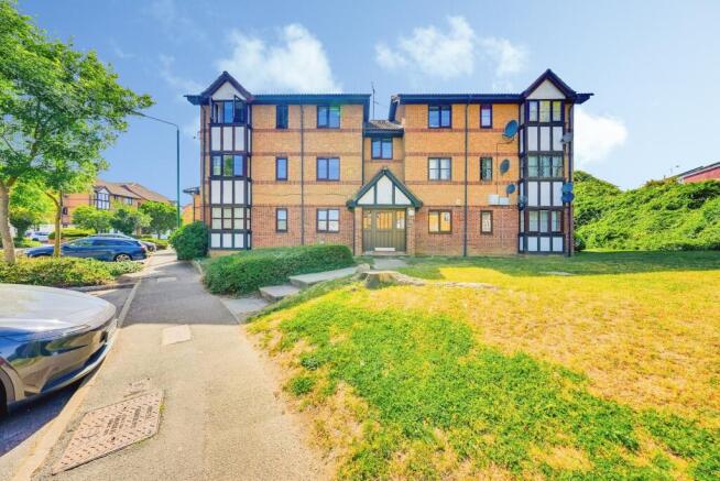 1 bed property, in Frobisher Road, £150,000
