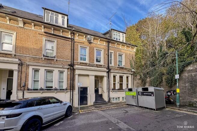 1 bed property, in Verulam Place, £145,000