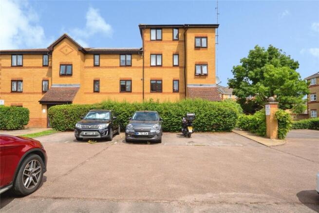 1 bed property, in Winery Lane, £240,000
