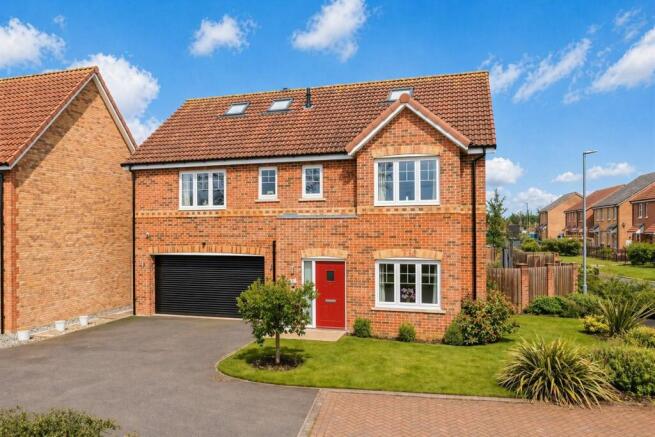 6 bed property, in Lund Sikes Grove, £595,000
