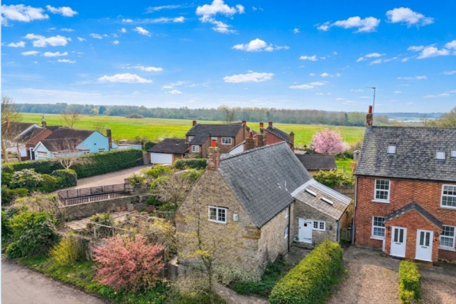 3 bed property, in The Green, £450,000
