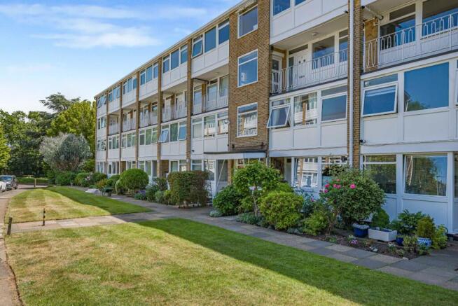 3 bed property, in Tarnwood Park, £325,000