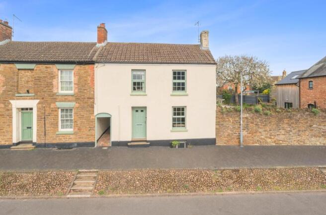 3 bed property, in High Street, £450,000