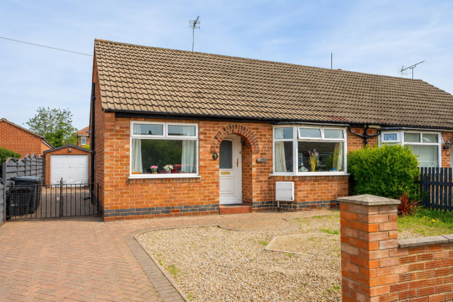 2 bed property, in Almsford Road, £250,000
