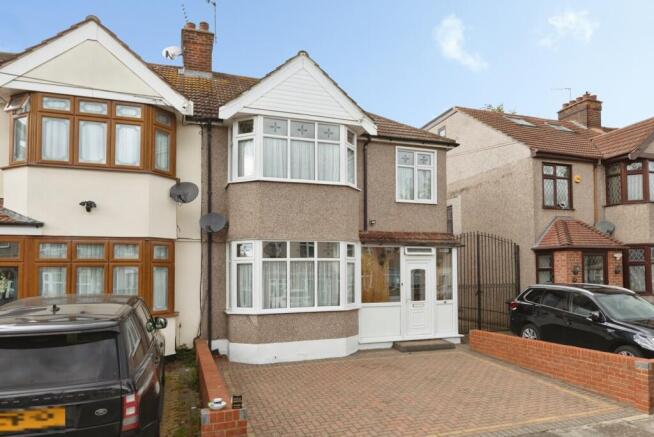 3 bed property, in Mapleleafe Gardens, £600,000