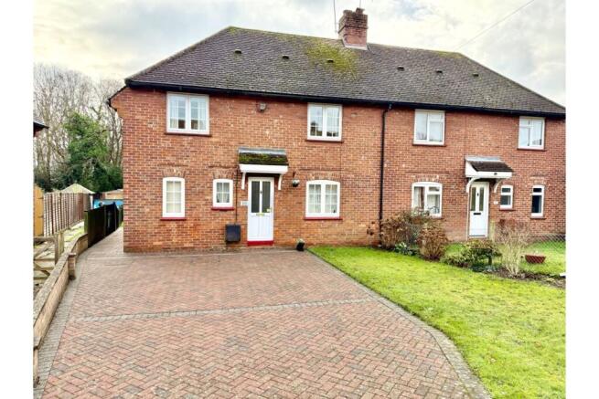 3 bed property, in Pollards Oak Road, £475,000