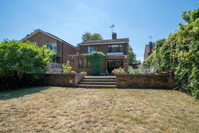 4 bed property, in Common Road, £600,000