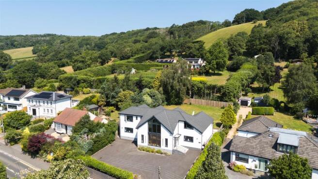 6 bed property, in Clevedon Road, £1,395,000