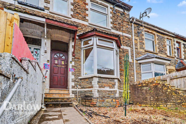 2 bed property, in Oak Street, £100,000