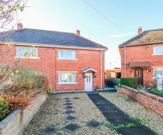 2 bed property, in Dimplewells Road, £180,000