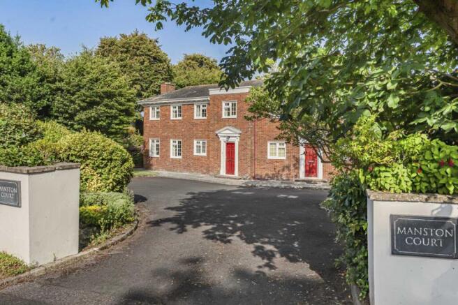 3 bed property, in Rock End Avenue, £425,000