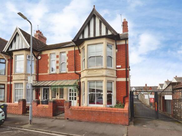 3 bed property, in Dinas Street, £325,000