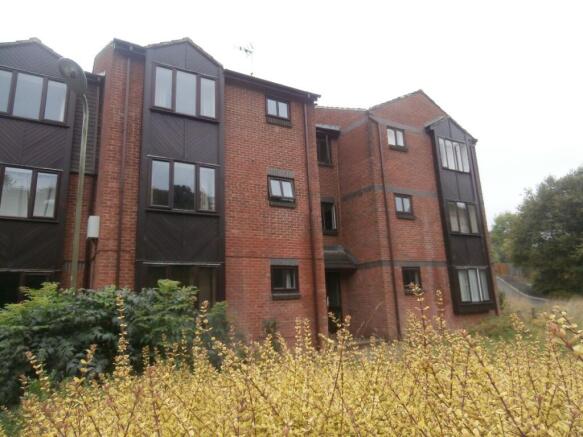 1 bed property, in Kinnerton Court, £79,950