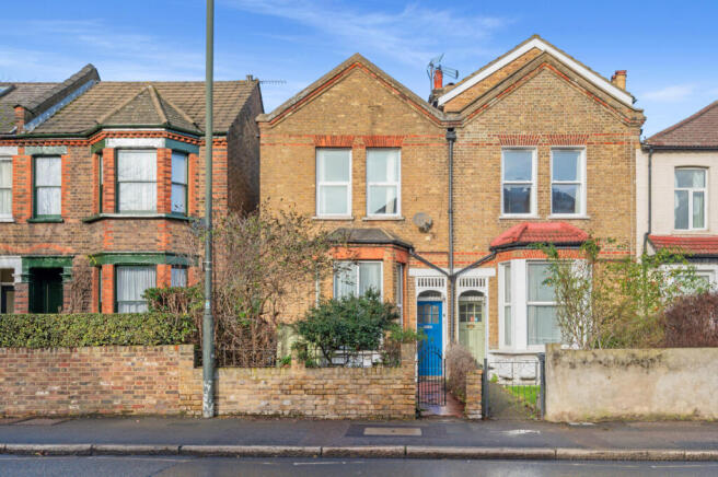 1 bed property, in Kingston Road, £450,000