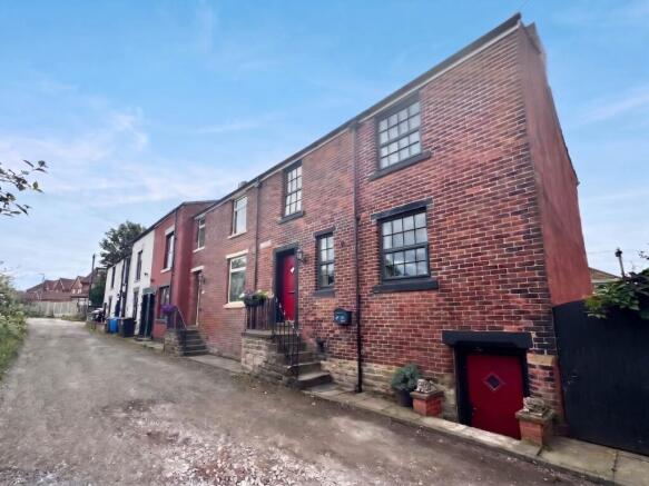 2 bed property, in Cowlishaw, £240,000