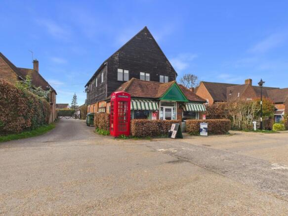 2 bed property, in Green West Road, £250,000