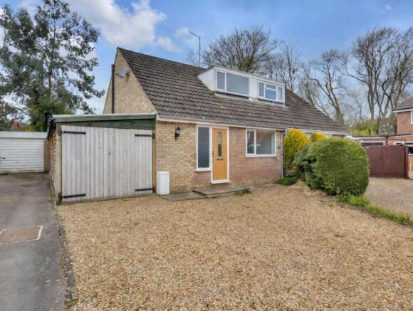 2 bed property, in Rookery Close, £270,000