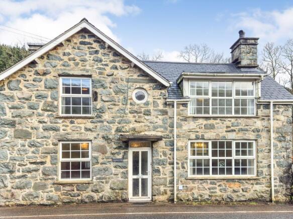 3 bed property, in Llanfar Y Llai, £145,000