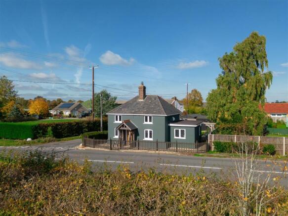 3 bed property, in Forward Green, £330,000