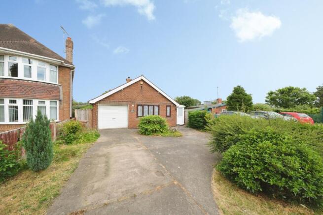 2 bed property, in Park Hall Road, £290,000