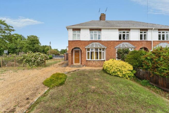 3 bed property, in Hollow Lane, £280,000