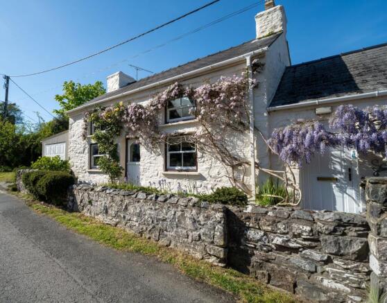 3 bed property, in College Square, £825,000