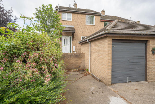 3 bed property, in Whitefield Grove, £160,000