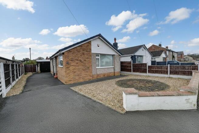 2 bed property, in Ashly Court, £200,000