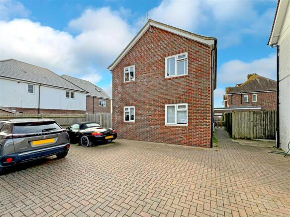 2 bed property, in Main Road, £170,000