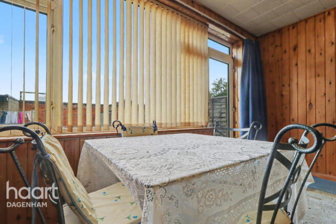 2 bed property, in Wood Lane, £385,000
