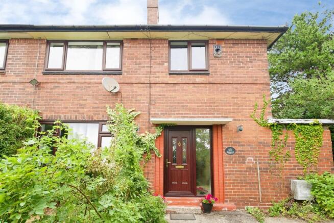 3 bed property, in Queenswood Close, £300,000