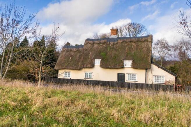 3 bed property, in Lower Oakley, £325,000