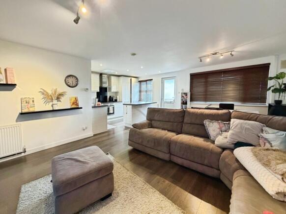 2 bed property, in Broadway, £220,000