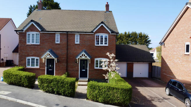 3 bed property, in Orchard Close, £264,500