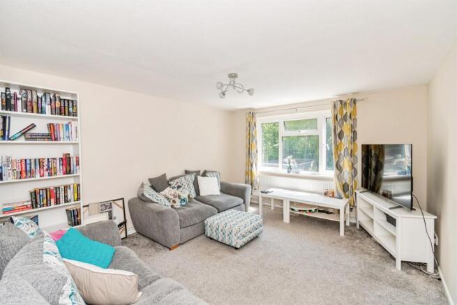 2 bed property, in Fleming Avenue, £190,000