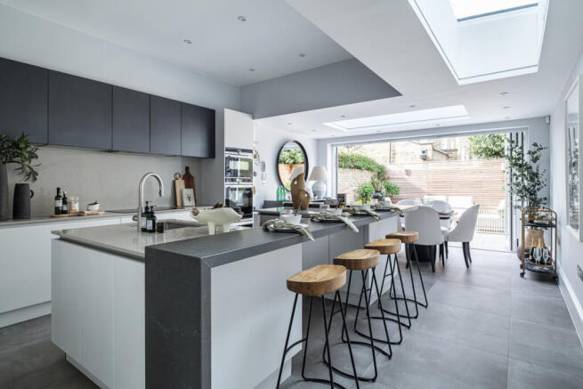 6 bed property, in Clapham Common West Side, £2,900,000