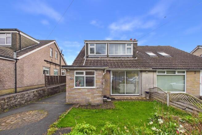 2 bed property, in 19 Bridge Road, £250,000