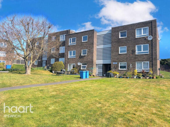 2 bed property, in Hale Close, £125,000