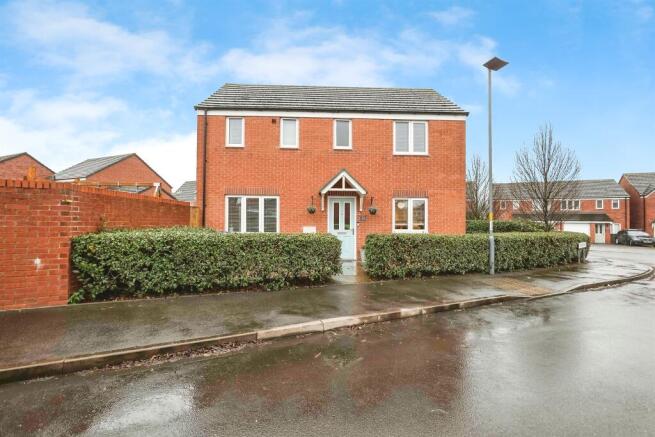 3 bed property, in Silvermere Park Way, £360,000