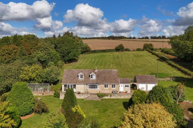 4 bed property, in Strathyre Garth Head Lane, £695,000