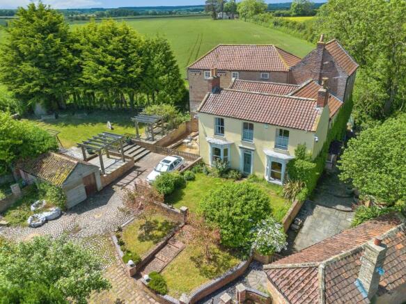5 bed property, in Main Road, £450,000