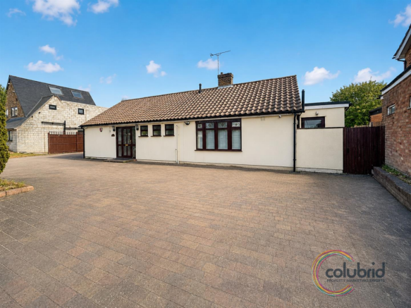 5 bed property, in High Road, £1,000,000