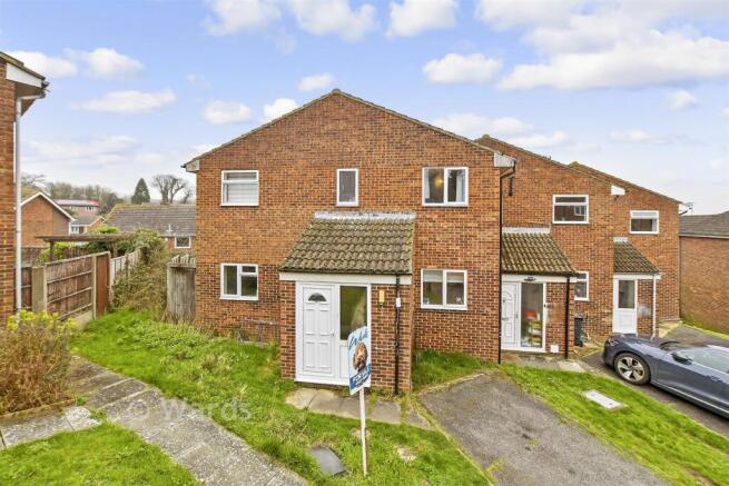2 bed property, in Goudhurst Close, £200,000