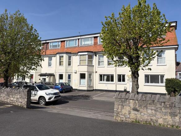 1 bed property, in Burlington Road, £125,000