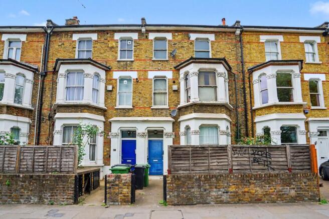 1 bed property, in Wood Lane, £225,000