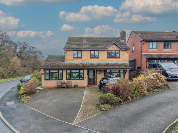 3 bed property, in Caernarvon Drive, £550,000