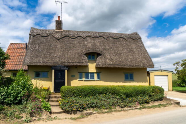 3 bed property, in Stanbrook, £600,000