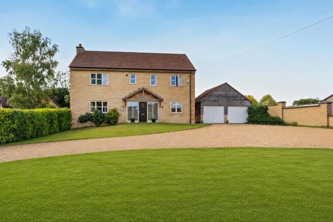 4 bed property, in Main Street, £825,000